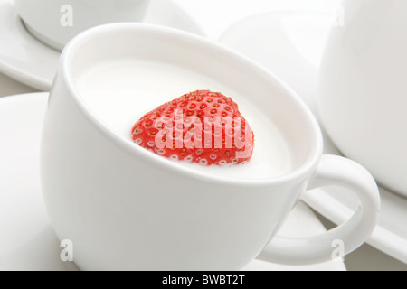 Makroaufnahme der süße reife Erdbeere in Milch-shake Stockfoto