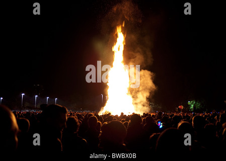 Großes Lagerfeuer am Abend Lagerfeuer im Battersea Park, London. Dieses Feuer ist für der gesammelten Menge Kerl Fawkes Nacht feiern eingestellt. Stockfoto