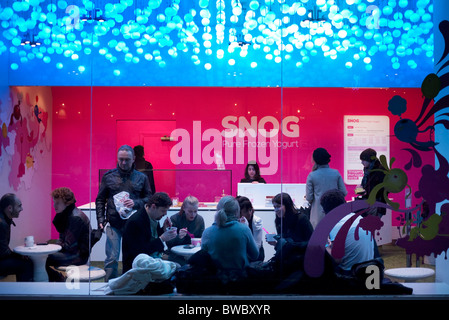 Nachtszene Mal knutschen frozen Joghurt Bar in Soho, London. Stockfoto