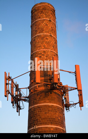 Mobilfunk-Antennen auf den gemauerten Schornstein installiert Stockfoto