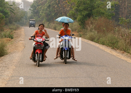 Mädchen im Teenageralter auf einem Roller, Ban Houayxay Bokeo Provinz, Laos. Stockfoto