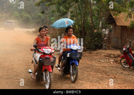 Mädchen im Teenageralter auf einem Roller, Ban Houayxay Bokeo Provinz, Laos. Stockfoto