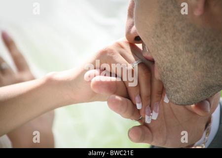 Nahaufnahme der Bräutigam küssen Braut die Hand nach dem Aufsetzen Ehering am finger Stockfoto