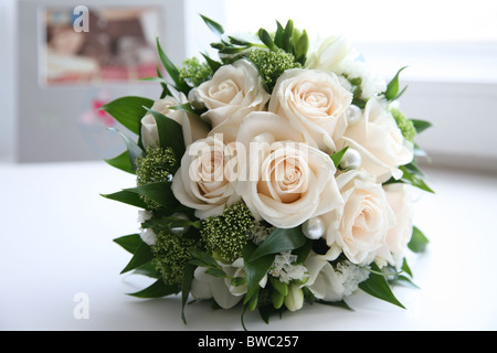 Nahaufnahme von rose Bouquet, verziert mit Perlen und anderen dekorativen Blumen und Pflanzen Stockfoto