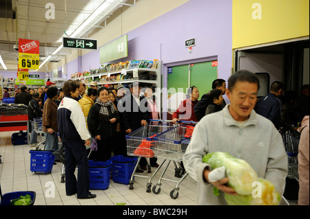 Tesco in Qingdao, Shandong Provinz, China. 12. November 2010 Stockfoto