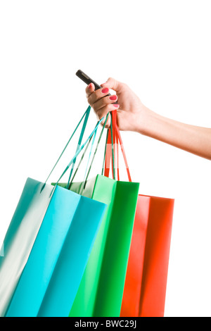 Bild von weiblicher Hand mit bunten Einkaufstüten und Telefon Stockfoto