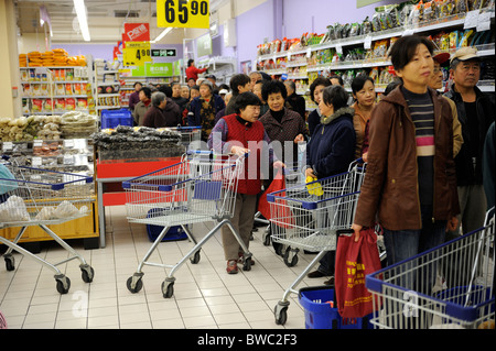 Tesco in Qingdao, Shandong Provinz, China. 12. November 2010 Stockfoto