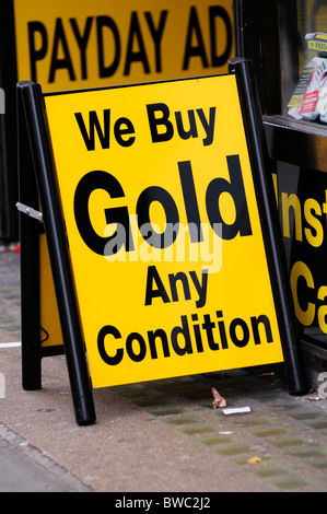 Wir kaufen Gold jede Bedingung Schild ein Pfandleiher Shop, Shepherds Bush, London, England, UK Stockfoto