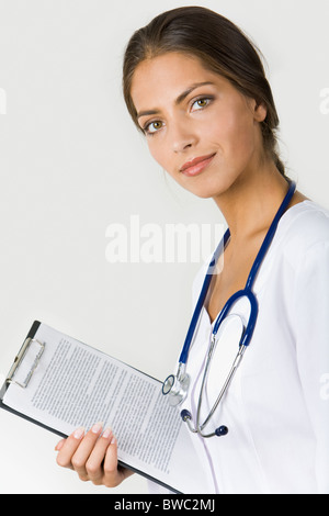 Porträt von ziemlich Assistentin mit Klemmbrett in der hand Blick in die Kamera auf weißem Hintergrund Stockfoto