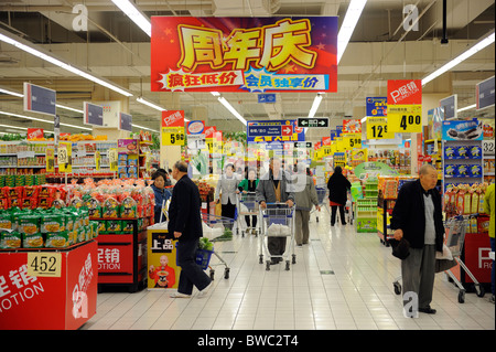 Tesco in Qingdao, Shandong Provinz, China. 12. November 2010 Stockfoto