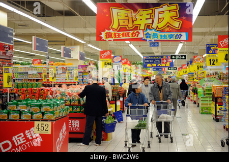 Tesco in Qingdao, Shandong Provinz, China. 12. November 2010 Stockfoto