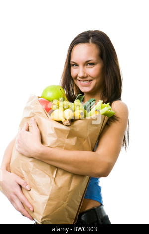 Porträt von hübschen Mädchen mit großen Papiertüte voller verschiedener Früchte und Gemüse Blick in die Kamera Lächeln Stockfoto