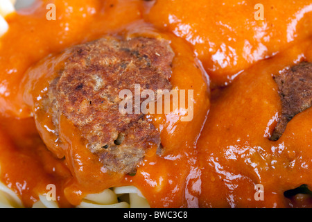 Fleischbällchen mit frischer Tomatensauce und fusilli Stockfoto