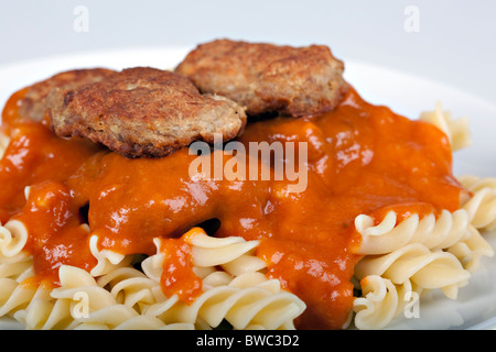 Fleischbällchen mit frischer Tomatensauce und fusilli Stockfoto