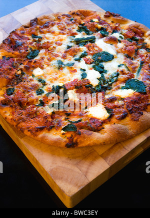 Essen, gekocht, Pizza, italienische Spinat und Ricotta Käse Pizza auf Holzbrett. Stockfoto