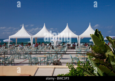 Ein Restaurant am Meer im Freien an der Corniche in Casablanca, Marokko. Stockfoto