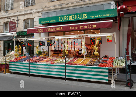 Einer der vielen Outdoor-frisches Obst und Gemüse steht auf einer Straße in Paris, Frankreich. Stockfoto