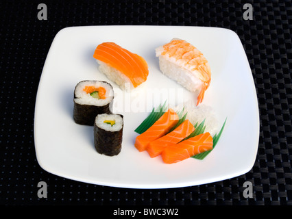 Essen, Sushi, Essen, Sushi-Teller mit Reis eingewickelt in Algen und Meeresfrüchten und Fisch Auswahl. Stockfoto