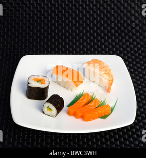 Essen, Sushi, Essen, Sushi-Teller mit Reis eingewickelt in Algen und Meeresfrüchten und Fisch Auswahl. Stockfoto