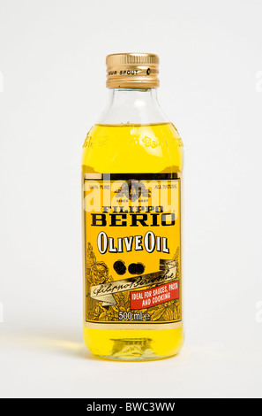 Lebensmittel, Gewürze, Öl, Flasche Filippo Berio Olivenöl vor einem weißen Hintergrund. Stockfoto
