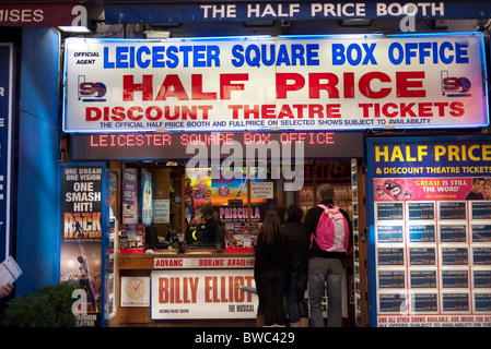 Budget-Theater-Ticket-Shop am Leicester Square in London. Herzen von Londons West End und Theatreland. Stockfoto