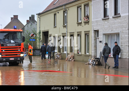 Überflutete Straße und Sandsäcke stapelten sich vor Türen bei Nederzwalm, Flandern, Belgien Stockfoto