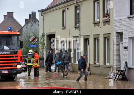 Überflutete Straße und Sandsäcke stapelten sich vor Türen bei Nederzwalm, Flandern, Belgien Stockfoto