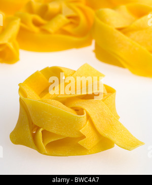 Essen, Uncooked, Pasta, Farbbänder aus Hartweizen Pappardelle vor einem weißen Hintergrund. Stockfoto