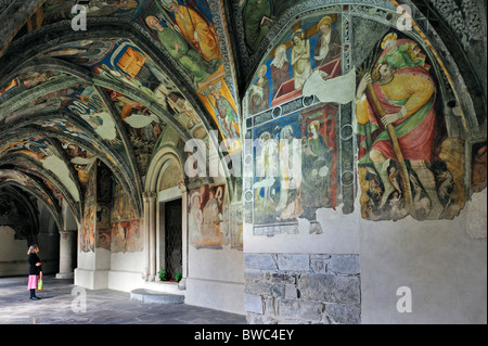 Kathedrale Kreuzgang, Arkaden und Gewölbe mit Fresken in Brixen / Brixen, Dolomiten, Italien Stockfoto