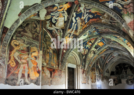 Kathedrale Kreuzgang, Arkaden und Gewölbe mit Fresken in Brixen / Brixen, Dolomiten, Italien Stockfoto