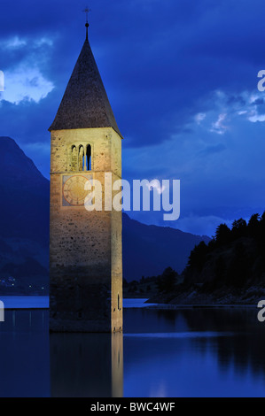 Die versunkenen Kirchturm nachts im Lago di Resia am Curon Venosta / Graun, Dolomiten, Italien Stockfoto