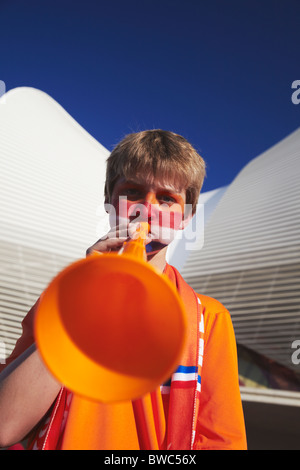 Niederländische Fußball-Lüfter bläst Vuvuzela am World Cup Match, Port Elizabeth, Eastern Cape, Südafrika Stockfoto