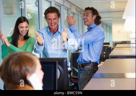 Business-Team schließen einen Vertrag, glücklich Stockfoto