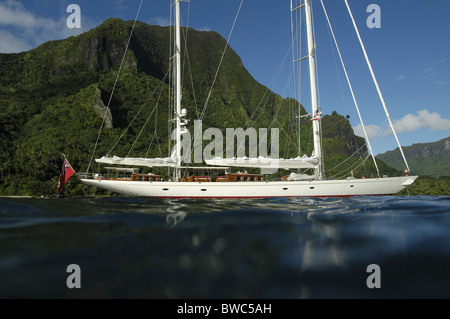 SY "Adele", 180 Fuß Hoek Design, verankert vor der Küste in Französisch-Polynesien nicht redaktionelle Verwendungen einzeln gelöscht werden müssen. Stockfoto