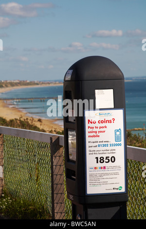 Parkplatz, Geldautomat - keine Münzen? Bezahlen Sie für das Parken mit Ihrem Handy in Bournemouth, Dorset, Großbritannien im September Stockfoto