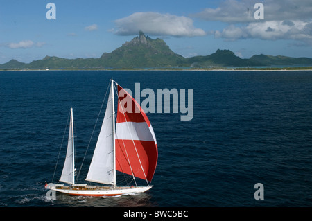 Luftaufnahme der SY "Adele", 180 Fuß Hoek Design im Gange ab Insel Bora Bora, Französisch-Polynesien, 2006.  Nicht redaktionellen verwendet muss Stockfoto