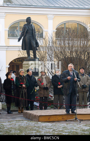 St. Petersburg Persönlichkeiten des öffentlichen Lebens gegeben reden vor der Statue von Alexander Pushkin bei Treffen im Puschkin-Denkmal-Flat Stockfoto