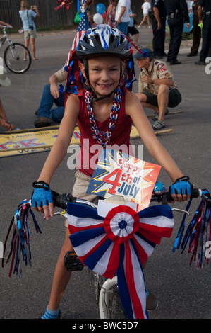 Junge Anglo Mädchen reitet ihr dekorierten Fahrrad während Nachbarschaft Fourth Of July Parade in Austin, Texas Stockfoto