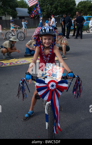 Junge Anglo Mädchen reitet ihr dekorierten Fahrrad während Nachbarschaft Fourth Of July Parade in Austin, Texas Stockfoto