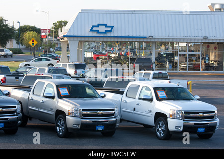 Neue Pickup-Trucks parkte vor Showroom am Chevrolet Autohaus in San Angelo, Texas Stockfoto