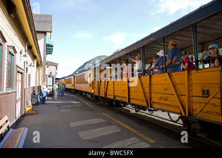 PKW auf dem Durango und Silverton Narrow Gauge Railroad befindet sich in Durango, Colorado, USA. Stockfoto