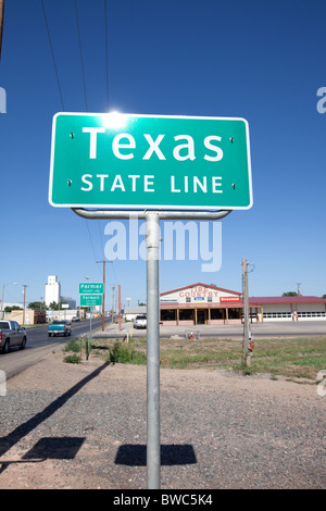 Straßenschild zeigt Staatsgrenze zwischen Farwell, Texas und New Mexico Texiko Stockfoto