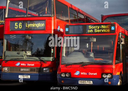 Wilts & Dorset Busse geparkt in Busbahnhof in Lymington, Hampshire UK im September Stockfoto