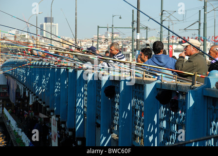ISTANBUL, TÜRKEI. Männer Angeln in das Goldene Horn von Eminönü Ende der Galata-Brücke. 2010. Stockfoto