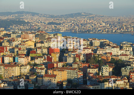 ISTANBUL, TÜRKEI. Ein Abend-Blick über Beyoglu gegenüber den Bosporus und den asiatischen Teil der Stadt. 2010. Stockfoto