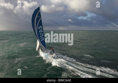 Monohull 60ft 'Imoca"UUDS, Skipper Hervé Laurent, training für die Vendee Globe 2004/2005 in der Nähe von Lorient, Frankreich, Oktober 2004 Stockfoto