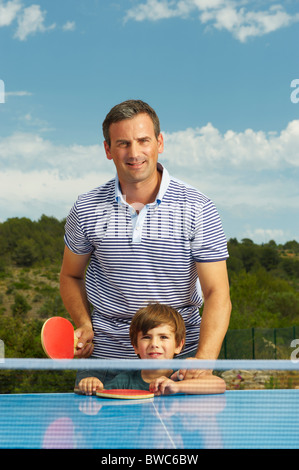 Porträt von Vater und Sohn im freien Stockfoto