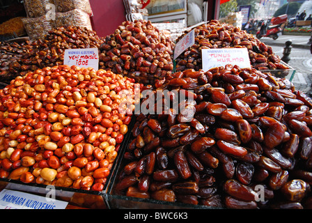 ISTANBUL, TÜRKEI. Oliven und Termine auf einem Markt stall im Bezirk Üsküdar. 2010. Stockfoto