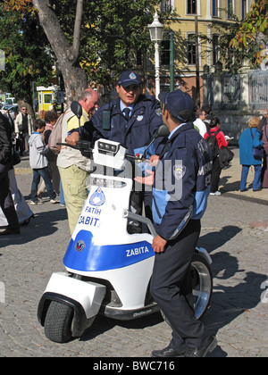 ISTANBUL, TÜRKEI. Zwei Polizisten, ein auf ein T3 Motion ESV außerhalb Haghia Sophia im Stadtteil Sultanahmet. 2010. Stockfoto