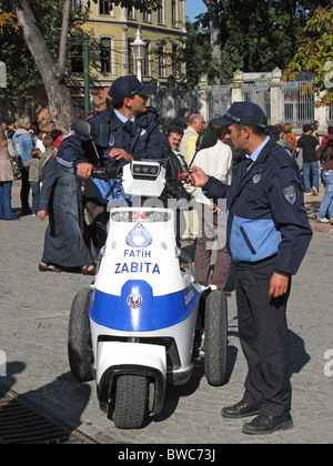 ISTANBUL, TÜRKEI. Zwei Polizisten, ein auf ein T3 Motion ESV außerhalb Haghia Sophia im Stadtteil Sultanahmet. 2010. Stockfoto